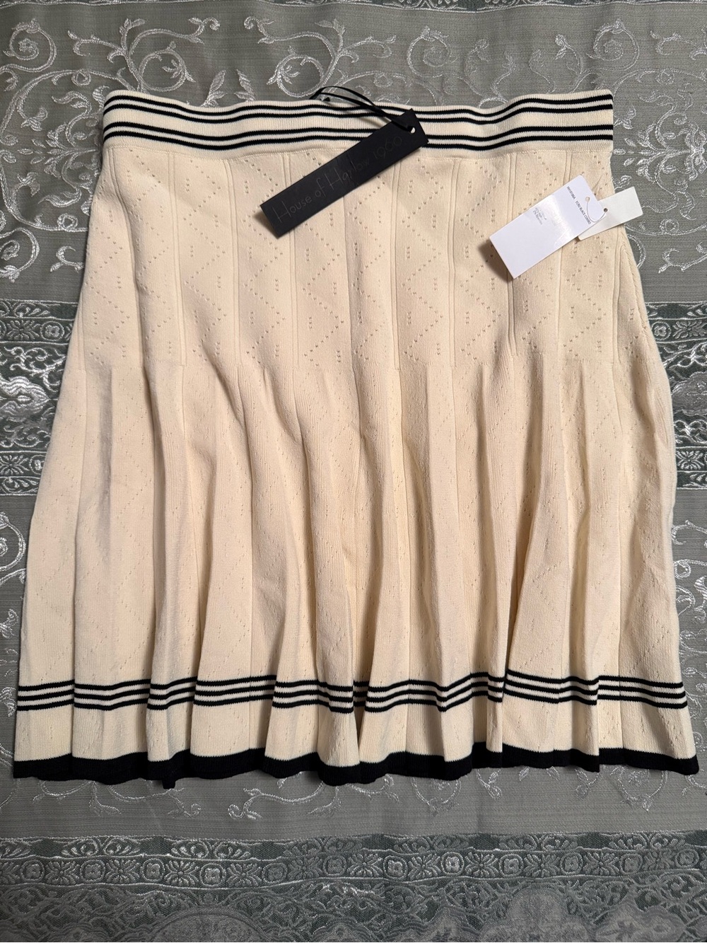 NWT House of Harlow 1960 Cream Knit Pleated Skirt with Black Trim